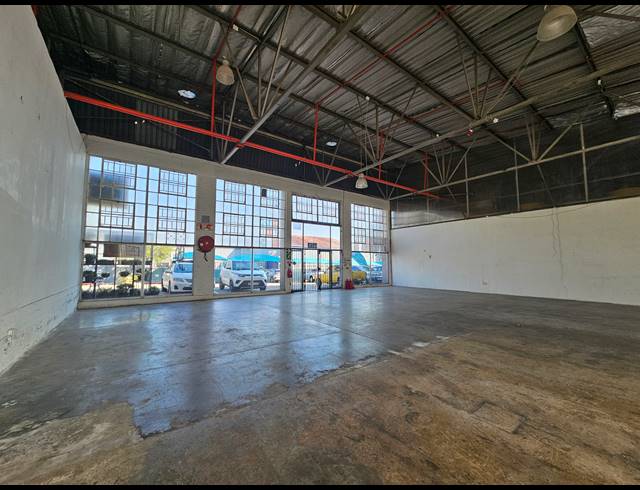 300M² SHOWROOM TO LET IN KRAMERVILLE